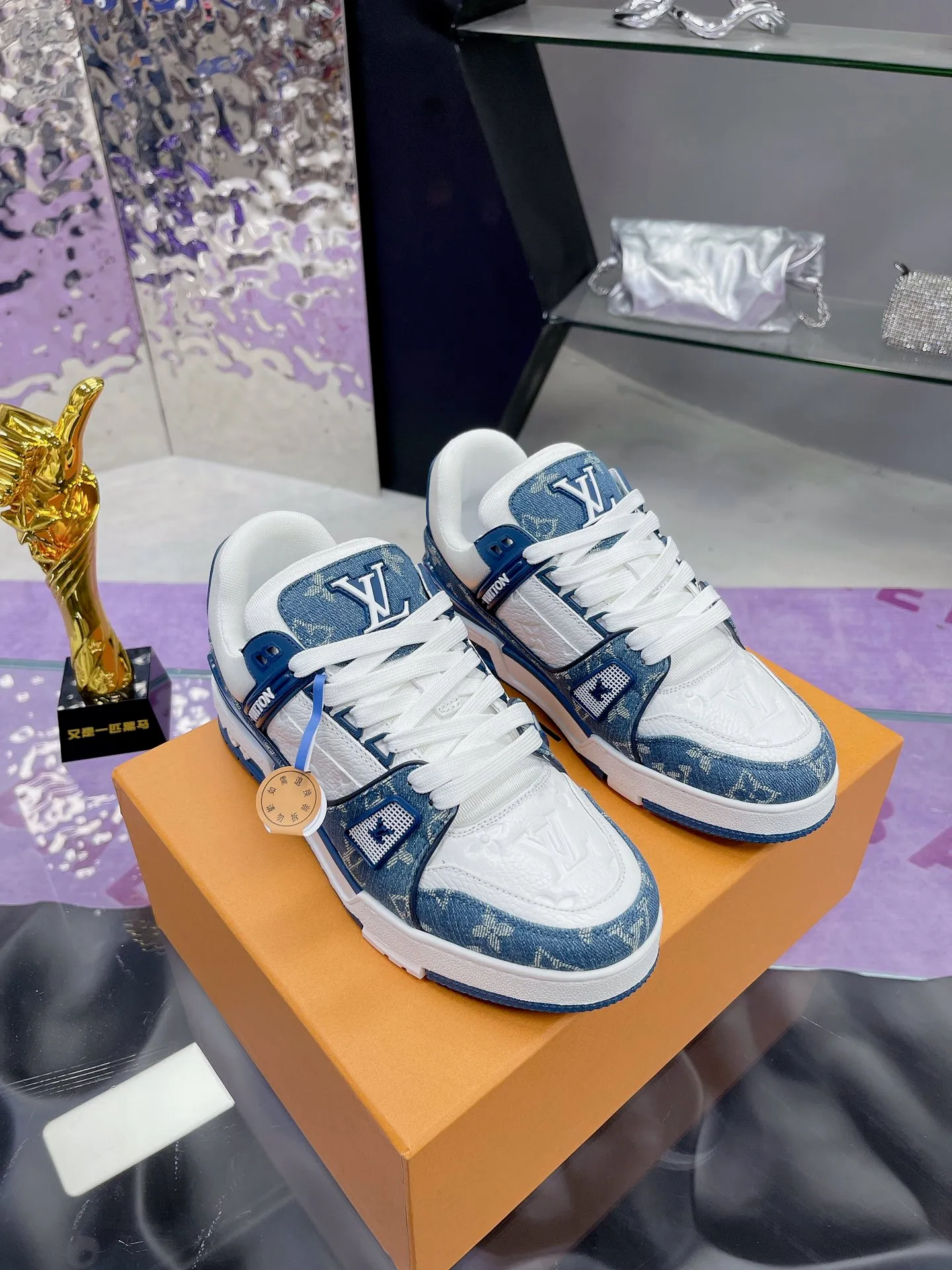 👟👟Ex-factory price👟👟Ex-factory price 840👟👟 Original development, quality shipping, welcome to compare ❥❥❥❥❥❥LV sneaker series LV Trainer Maxi sneakers introduce the loose silhouette of the ready-to-wear series into the LV Trainer sneaker design written by Virgil Abloh, making an eye-catching appearance at the 2024 spring and summer men's wear show. The cow leather upper is combined with rough fabric laces, and colorful beading highlights the brand's classic elements. LV letters mark the tongue and Monogram floral outsole. Mixed materials Made of first-layer cowhide, wrapped in imported custom-printed denim, thick shoelace design, large Monogram print on the side, "lv 54" badges on the tongue and heel, rubber outsole decorated with Monogram flowers, mesh lining and cotton feet, the comfort is as extreme as ever, premium heritage, quality first, worth owning! Size: 35-40 for women, 39-44 for men (45 is custom-made and cannot be returned or exchanged) ♡Full set of packaging with original gift box